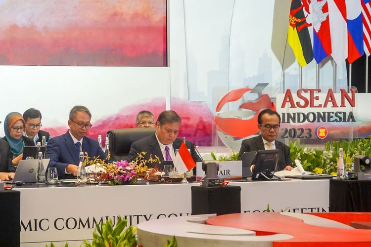 Menteri Koordinator (Menko) Bidang Perekonomian Airlangga Hartarto memimpin rangkaian The 23rd ASEAN Economic Community Council (AECC) Meeting di Jakarta, Minggu (3/9/2023). 