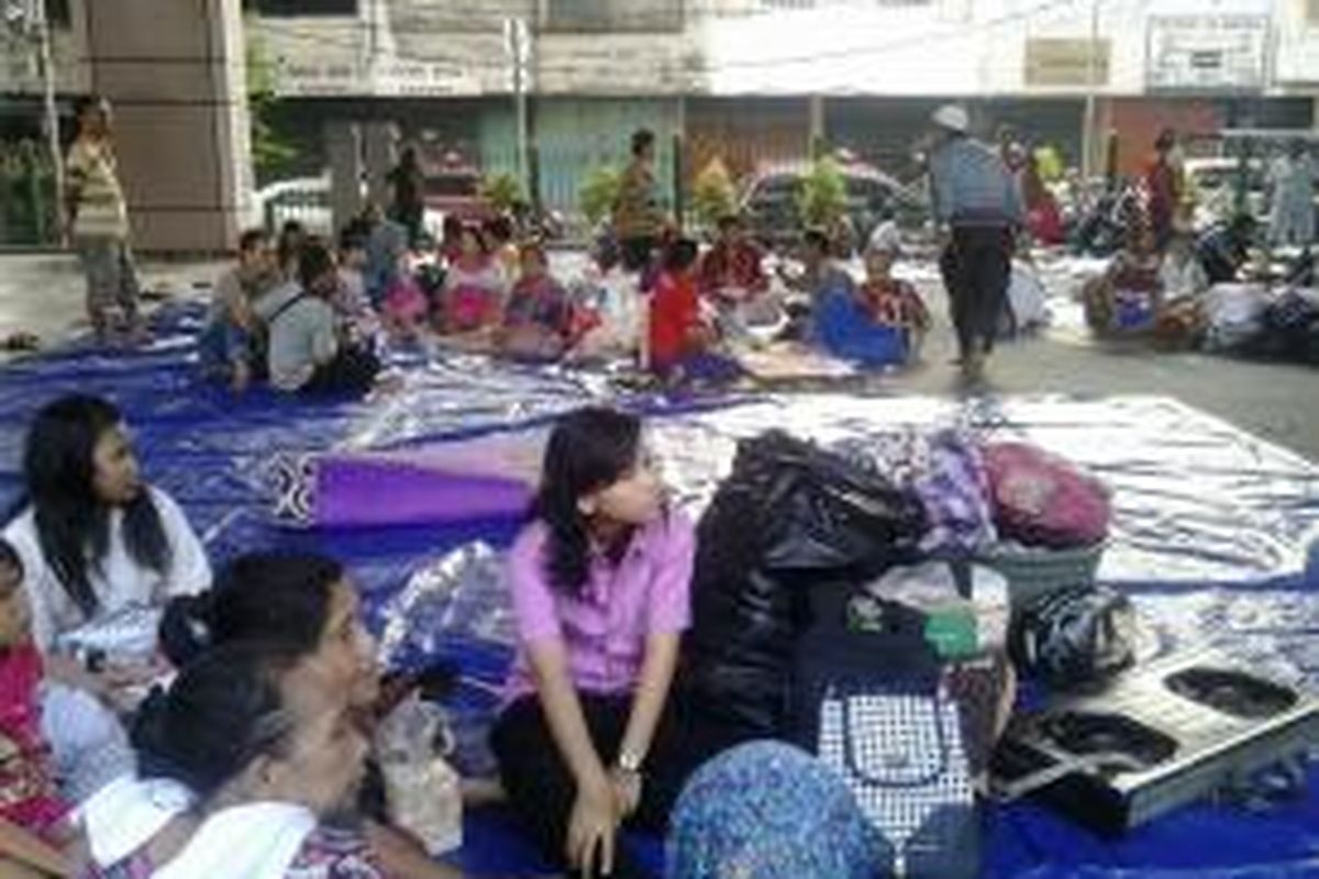 Suasana pengungsi di bawah Jembatan Penyeberangan Stasiun Sawah Besar, Selasa (24/2/2015).