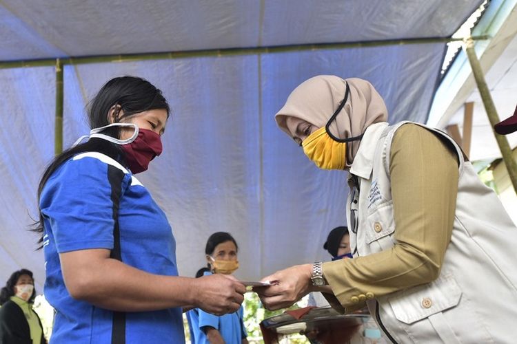 Bupati Luwu Utawa Indah Putri Indriani, menyerahkan bantuan PKH kepada KPM di Kecamatan Rampi, Selasa (21/4/2020).