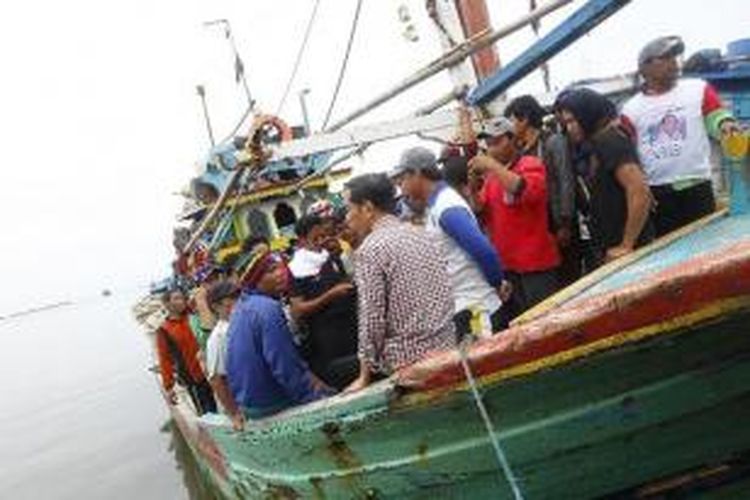 Calon presiden Joko Widodo berdialog dengan nelayan di Pelabuhan Perikanan Pantai Tegalsari, Tegal, Jawa Tengah, Kamis (19/6/2014). Pemilu Presiden 2014 akan diselenggarakan pada 9 Juli mendatang.