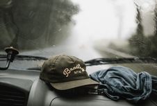 Cara Mengatur Suhu AC Mobil Saat Hujan agar Kaca Tidak Berembun