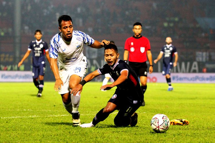 Pemain PSIS Semarang Guntur Triaji berduel dengan pemain Arema FC Gian Zola saat pertandingan pekan 2 Liga 1 2022-2023 yang berakhir dengan skor 2-1 di Stadion Kanjuruhan Kepanjen, Kabupaten Malang, Sabtu (30/7/2022) malam.