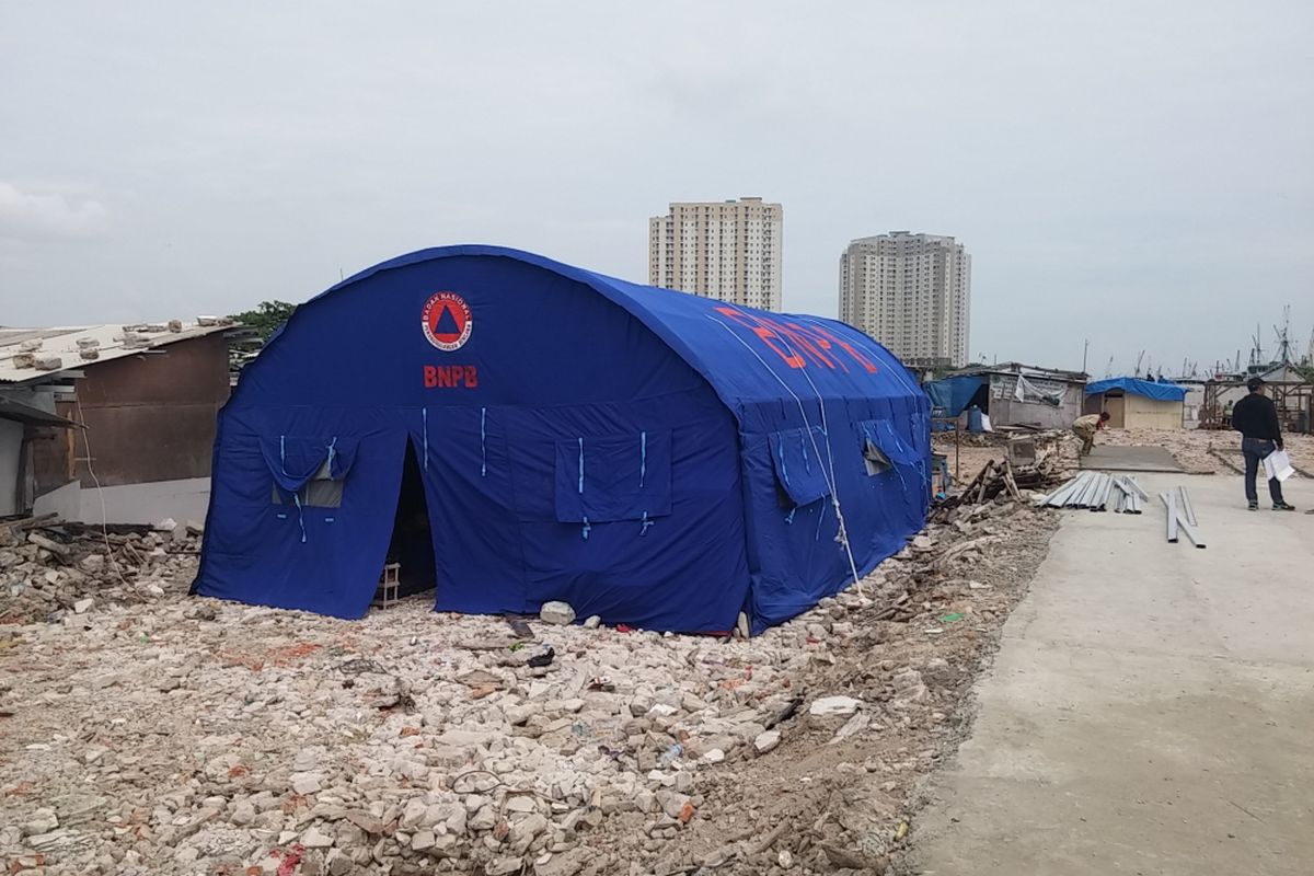 Tenda darurat dari BNPB untuk warga kampung akurlarium Senin (8/1/2018). Tenda dibangun untuk hunian sementara karena akan dibangun shelter sementara.