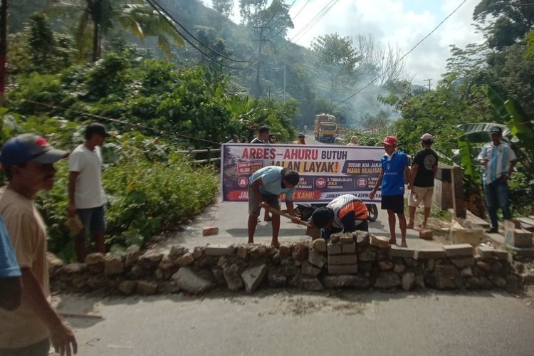 Kecewa Jalan Rusak 5 Tahun, Warga Batu Merah Ambon Blokade Jalan Pakai Beton