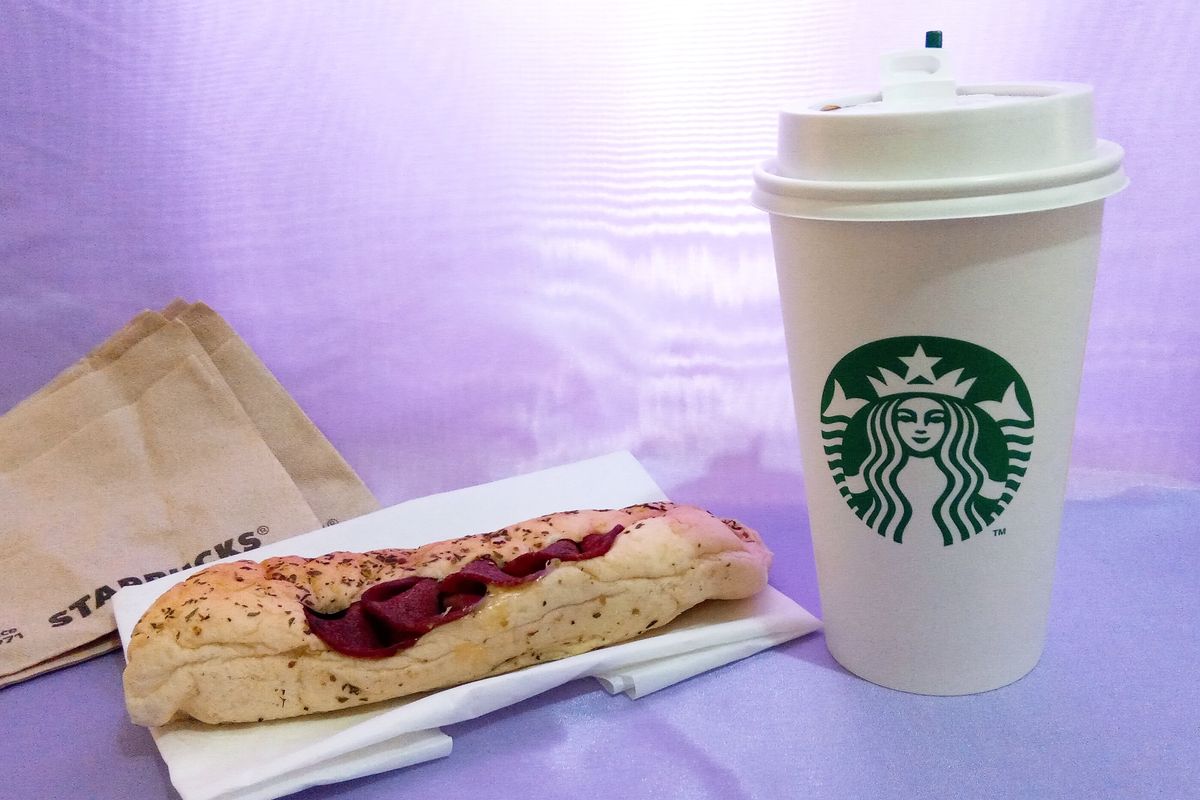 Hot Caffe Latte dan Beef Filone yang termasuk dalam paket sarapan Grande Morning dari Starbucks Indonesia, Kamis (7/1/2021).