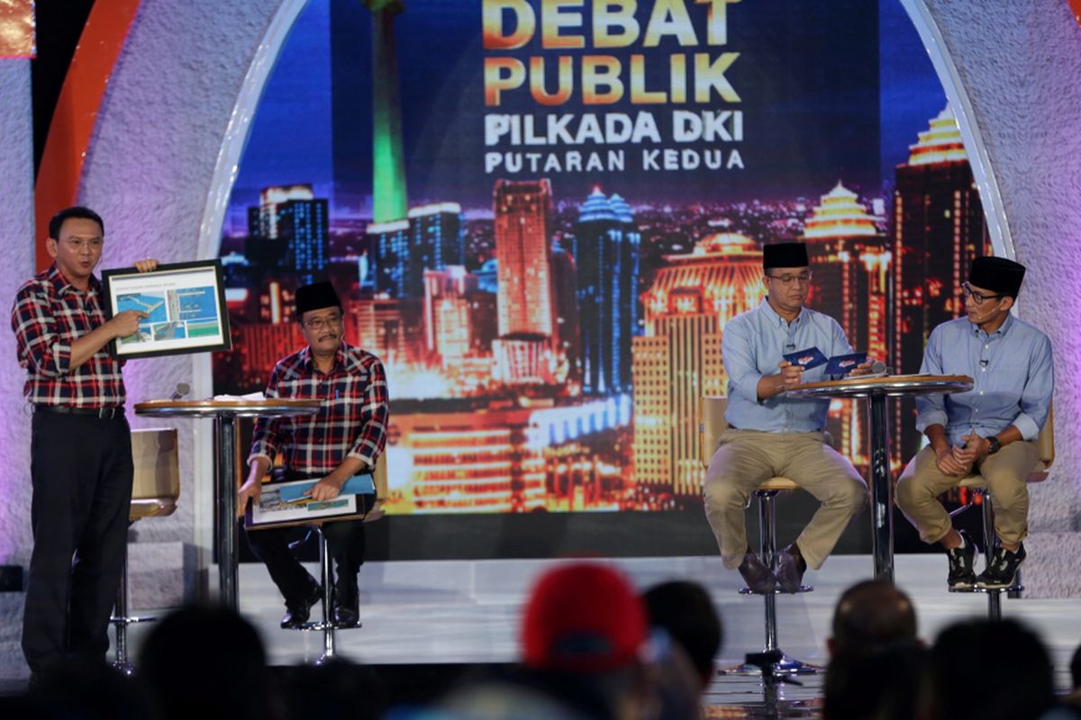 Kandidat calon gubernur dan wakil gubernur DKI Jakarta nomor urut 2, Basuki Tjahaja Purnama dan Djarot Saiful Hidayat serta pasangan kandidat nomor urut 3, Anies Baswedan dan Sandiaga Uno saat Debat Publik Pilkada DKI Jakarta Putaran Kedua yang diselenggarakan Komisi Pemilihan Umum Daerah DKI Jakarta di Hotel Bidakara, Jakarta, Rabu (12/4/2017). Pemungutan suara Pilkada DKI Jakarta putaran kedua akan dilaksanakan 19 April 2017 mendatang. KOMPAS IMAGES/KRISTIANTO PURNOMO