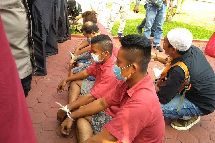 Empat tersangka berinisial AWL, SLM, EMR dan MZK yang menganiaya wartawan Jeffry Barata Lubis di kafe pada Jumat (4/3/2022) ditangkap bersamaan di tempat persembunyian di Kabupaten Padang Lawas Utara, Sumatera Utara.