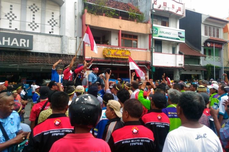 Sejumlah pengemudi taksi berunjuk rasa di depan kantor Gubernur DIY, Jalan Malioboro, Kota Yogyakarta, Rabu (3/5/2017). Mereka menagih janji Gubernur DIY, Sri Sultan HB X, soal peraturan gubernur (Pergub) yang mengatur keberadaan taksi online.