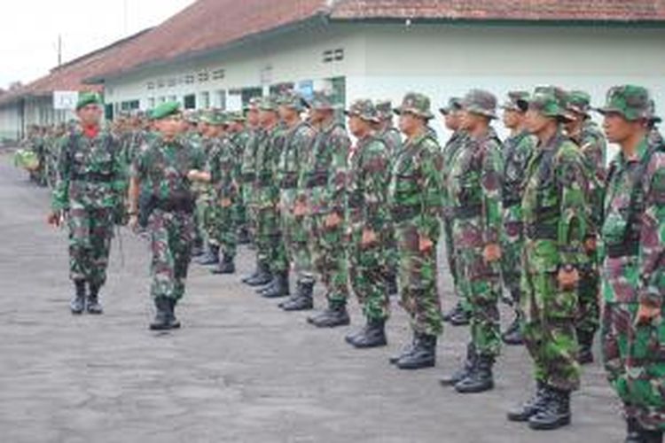 TNI AD melakukan latihan penanganan huru-hara menjelang Pemilu 2014, di lapangan Rindam IV/Diponegoro, Kota Magelang, Senin (2/12/2013).