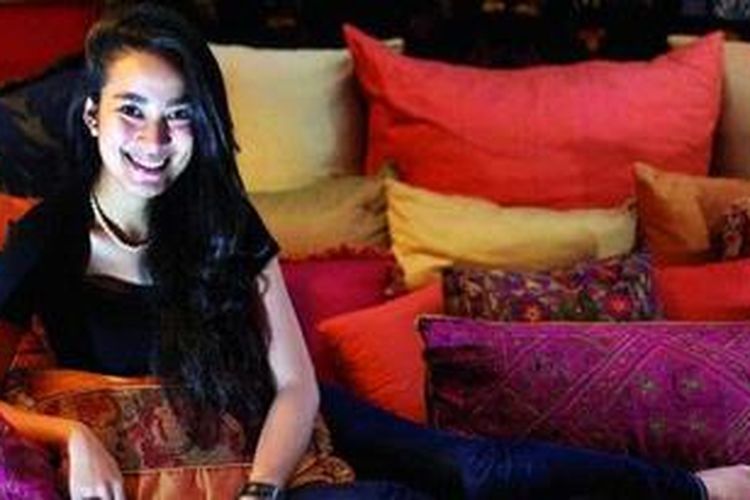 Meskipun mencintai Paris, setelah merampungkan kuliah Azzura justru memilih pulang ke Indonesia. 