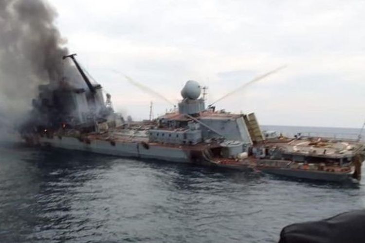 Rusia dan Ukraina yang bertikai telah memberikan laporan yang bertolakbelakang atas apa yang menyebabkan tenggelamnya kapal Moskva.