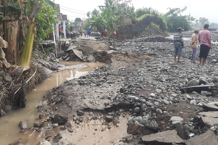 Kondisi Dusun Rejobalen usai diterjang banjir lahar, Kamis (25/4/2024)