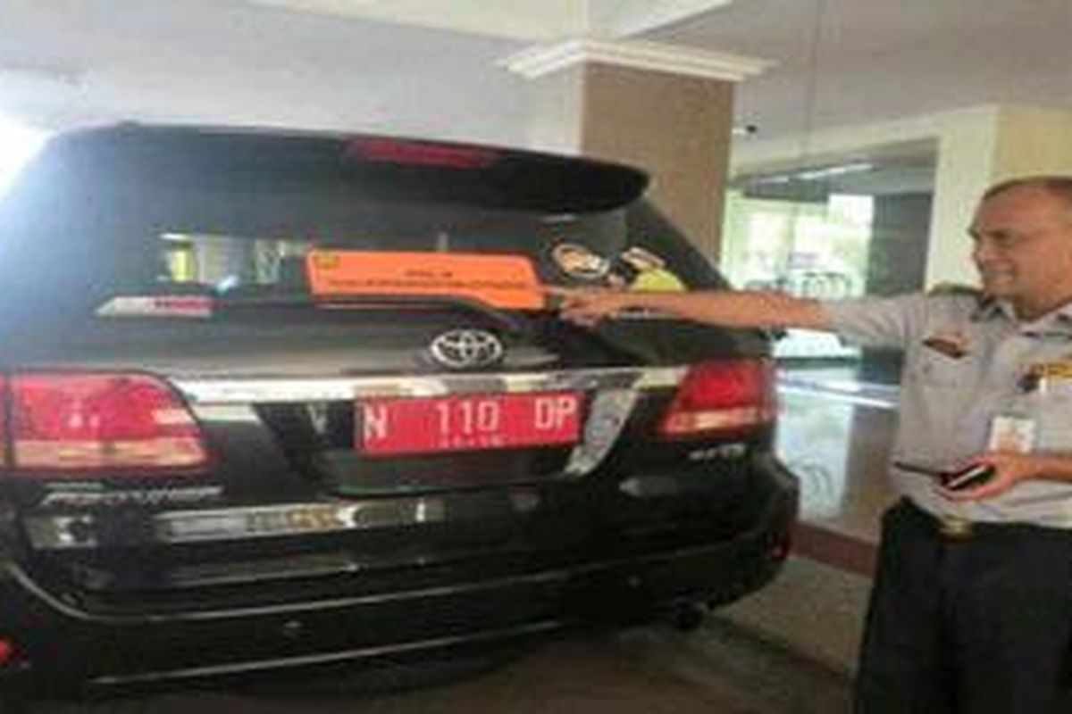 Mobil dinas (Mobdin) milik Pemkab Malang, Jawa Timur yang sudah dipasangi stiker wajib pakai Pertamax. Sejak 1 Agustus 2012, mobil sudah wajib pakai Pertamax. Senin (31/7/2012)