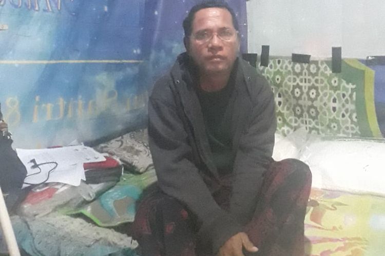 Pak guru Ahmad Nurdin ketika ditemui Kompas.com di kediamannya. Ia sempat diancam dengan pedang dan motornya dibakar pada Senin (13/1/2025).