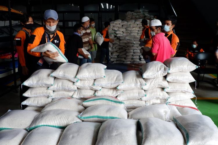 The Dompet Dhuafa charity organization's Disaster Management Center (DMC) prepares 20 tons of rice, 16 tons of cooking oil as well as milk, flour and other foodstuffs at its warehouse in Ciputat, South Tangerang, on Monday (27/4/2020)