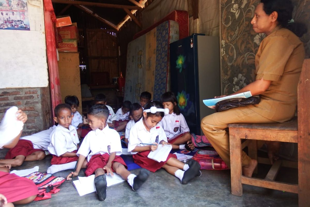 Sekolah Jadi Tempat Pengungsian Erupsi Gunung Lewotobi, Siswa SDK Lewolaga Belajar di Rumah Guru