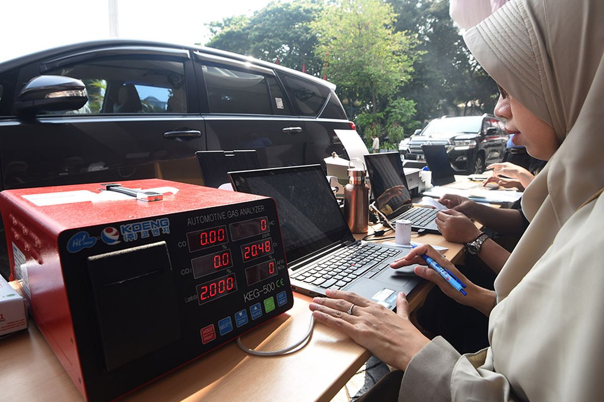 Seorang petugas Dinas Lingkungan Hidup Provinsi DKI Jakarta melakukan uji emisi kendaraan dinas saat peluncuran aplikasi e-Uji Emisi di Balai Kota DKI Jakarta, Selasa (13/8/2019). Pemprov DKI Jakarta meluncurkan aplikasi e-Uji Emisi untuk mempermudah masyarakat melakukan uji emisi kendaraan.