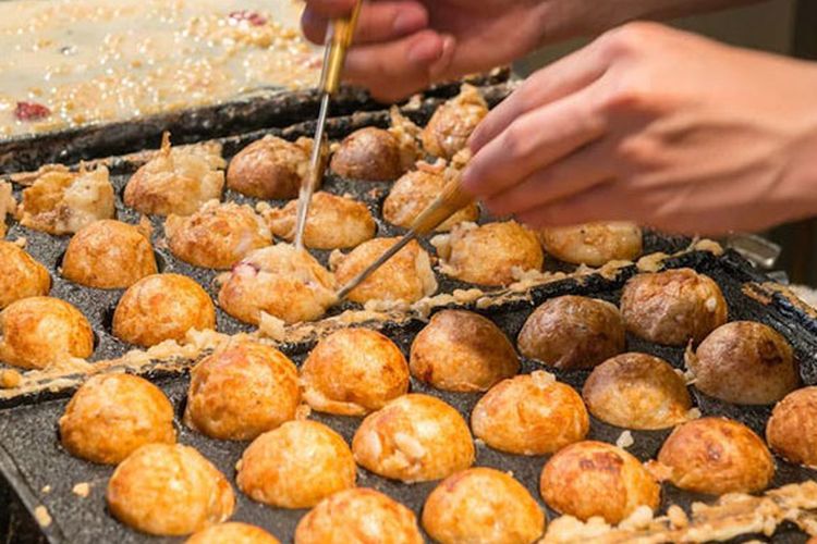 Takoyaki, jajanan khas Jepang ini akan terasa nikmat sekali jika disajikan dengan saus dan irisan tipis ikan Bonito.