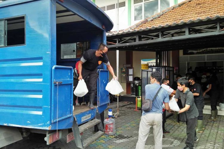 Pemerintah Kota (Pemkot) Surabaya telah menyalurkan paket sembako kepada masyarakat berpenghasilan rendah (MBR) di 31 kecamatan di Surabaya. Rencananya, bantuan berupa sembako ini disalurkan kepada 67.319 KK di 31 kecamatan.