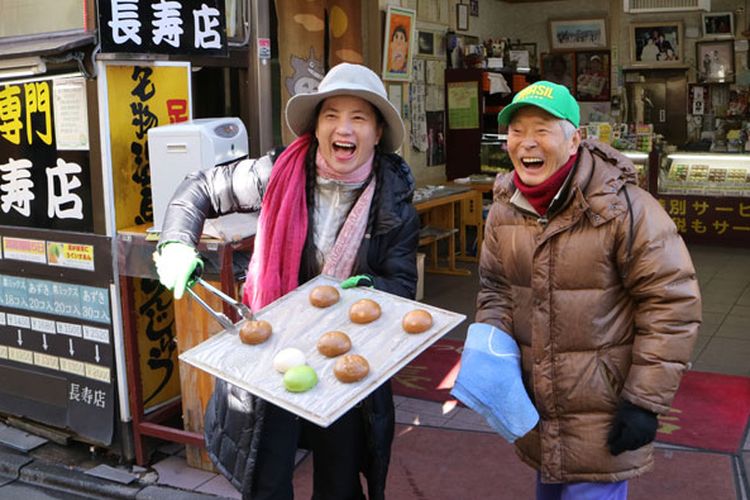 Wisatawan berpura-pura sebagai penjual bakpao dengan menawarkan bakpao gratis sebelum memasuki Sai No Kawara Park di Kusatsu Onsen, Prefektur Gunma, Jepang, Jumat (2/12/2016).