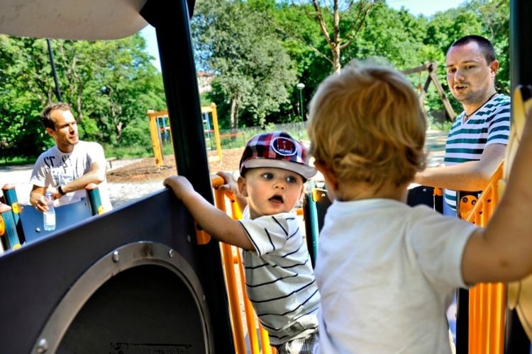 Dua ayah mengawasi putra balita mereka di taman bermain di Stockholm. Swedia telah meluncurkan undang-undang baru yang memberikan cuti berbayar kepada kakek-nenek untuk bisa mengasuh cucu mereka.