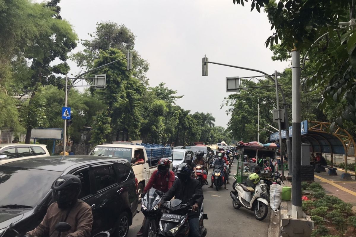 Arus lalu lintas dari Jalan Raya Lenteng Agung, Jagakarsa menuju arah Pasar Minggu tepatnya di depan Universitas Pancasila, Jakarta tersendat pada Kamis (9/10/2020) pukul 13.45 WIB.