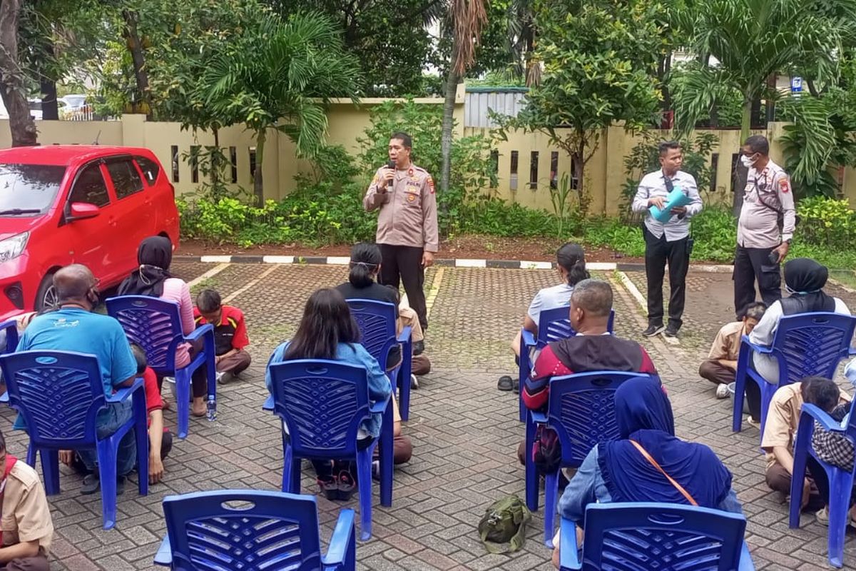 Polsek Kemayoran memberikan penyuluhan dan pembinaan kepada 22 siswa SMK Poncol, Jakarta Pusat, karena sempat terlibat tawuran di Jalan Boulevard, Kemayoran, kemudian para siswa diminta meminta maaf dan mencuci kaki orangtuanya di Mapolsek Kemayoran, Rabu (9/11/2022).