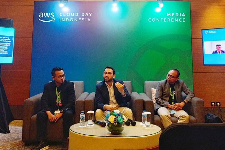 CEO vMedis Ahmad Siddiq (kiri), Managing Director Mid-Market Enterprise and SMB ASEAN AWS Gunish Chawla (tengah), dan Co-Founder eFishery Chrisna Aditya (kanan) saat berbincang dengan media pada gelaran Cloud Day Indonesia 2023 yang diinisiasi oleh AWS di Jakarta, Selasa (26/9/2023).