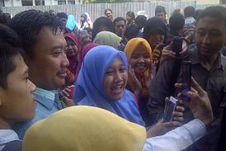 Mahasiswa UIN Surabaya berebut foto 