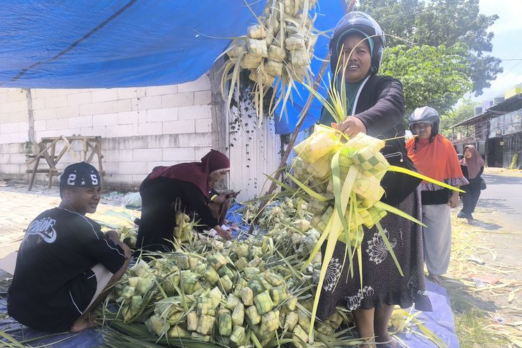 Pasar Musiman Jelang Lebaran Ketupat, Penjual Anyaman Ketupat Diserbu Warga Pamekasan