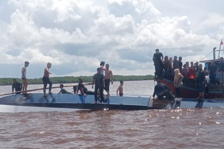 Kapal yang membawa 57 penumpang tenggelam di perairan Kabupaten Indragiri Hilir, Riau, Kamis (27/4/2023).