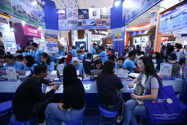 Pengunjung berburu tiket murah di pameran wisata Astindo Travel Fair 2019 di Assembly Hall, Jakarta Convention Center (JCC), Jakarta, Jumat (22/2/2019). Berbagai promo tiket murah liburan di dalam dan luar negeri manjado data tarik pengunjung yang datang.