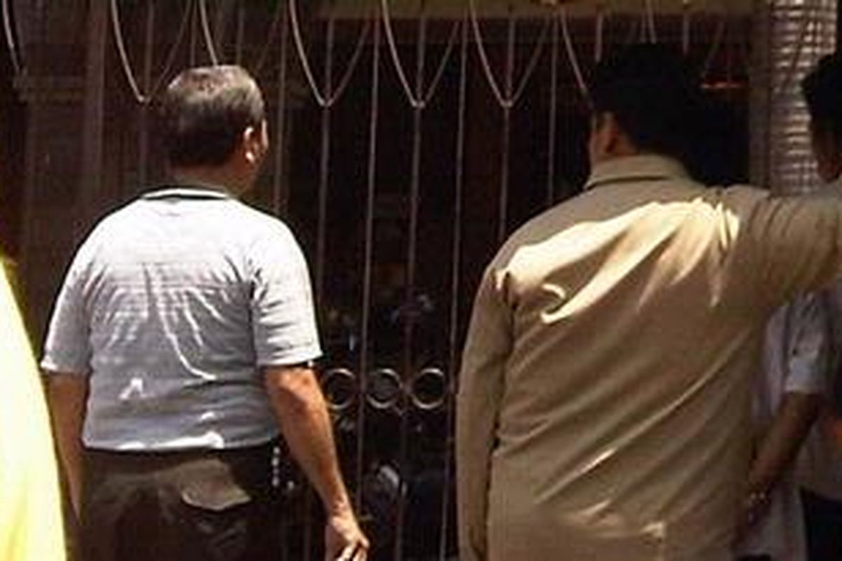 Aparat kepolisian dan petugas dari PMI berjaga di lokasi ledakan bom di depan GBIS Kepunton, Solo, Minggu (25/9/2011).