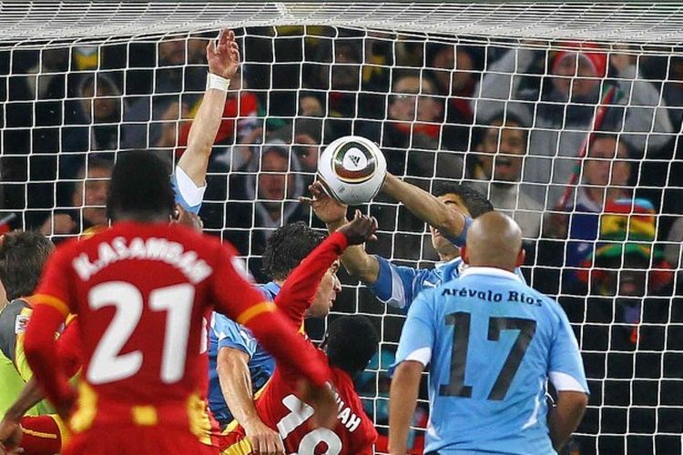 Luis Suarez menghentikan bola dengan tangannya dalam laga Ghana vs Uruguay di pentas Piala Dunia 2010, 2 Juli 2010, di Johannesburg.