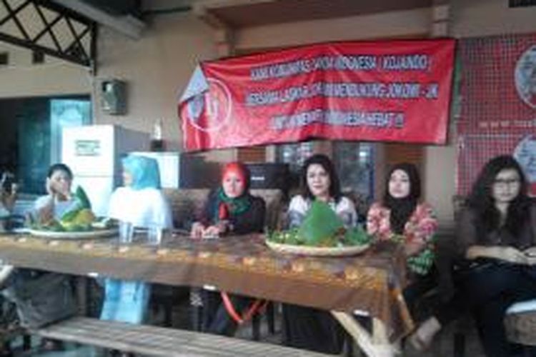 Puluhan orang wanita berstatus janda yang tergabung dalam Komunitas Janda Indonesia (Kojaindo), menggelar acara potong tumpeng sebagai simbol dukungan  dalam deklarasi dukungan untuk pasangan calon presiden dan wakil presiden Indonesia, Joko Widodo-Jusuf Kalla di Rumah Makan Mama Arca, Jalan Arcamanik Endah, Kota Bandung, Rabu (4/6/2014).