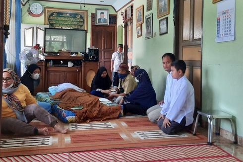 Wakil Wali Kota Depok Melayat ke Rumah Duka Pelajar yang Terseret Arus Sungai di Puncak Bogor