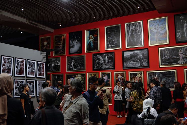 Pembukaan pemeran bertajuk Perempuan yang Tak Bisa Dieja di Museum Nasional, Jakarta, Kamis (20/2/2020). Pameran yang menampilkan tiga karya seni yaitu puisi karya Sapardi Djoko Damono, busana kebaya  karya Vera Anggraini, dan fotografi karya Darwis Triadi ini akan berlangsung hingga 20 Maret 2020 mendatang.