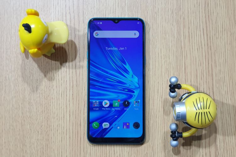 Realme 5i tampak depan. Ponsel ini mengusung layar seluas 6,52 inci (resolusi 720 x 1600 piksel) dengan desain layar berponi (notched) yang menampung kamera selfie 8 megapiksel.