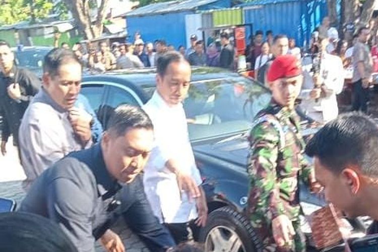 Presiden Jokowi saat berkunjung ke Pasar Oebobo, Kupang, NTT, Rabu (6/12/2023) pagi.