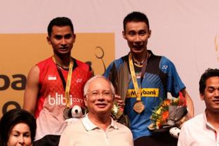 Pebulu tangkis tunggal putra Indonesia, Tommy Sugiarto (kiri) berpose bersama pebulu tangkis Malaysia, Lee Chong Wei setelah menyelesaikan laga final Malaysia Open Superseries Premier di Putra Stadium, Bukit Jalil, Minggu (19/01/2014). Lee menang 21-19, 21-9.