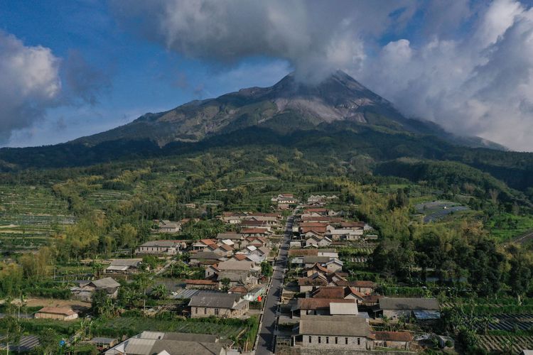 Lanskap Dukuh Stabelan, Desa Tlogolele, Kecamatan Selo, Kabupaten, Boyolali, Jawa Tengah, yang berada di lereng Gunung Merapi, Senin (9/11/2020). Dukuh Stabelan berjarak sekitar 3,5 km dari Gunung Merapi. Kelompok rentan dan balita di Tlogolele mulai dievakuasi ke tempat penampungan pengungsian sementara (TPPS) di Desa Tlogolele seiring meningkatnya aktivitas Gunung Merapi.