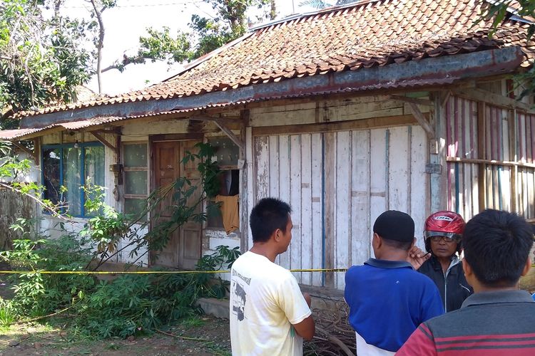 Garis polisi terpasang di rumah lokasi penemuan mayat di Desa Bajing, Kecamatan Kroya, Kabupaten Cilacap, Jawa Tengah, Senin (18/11/2019).