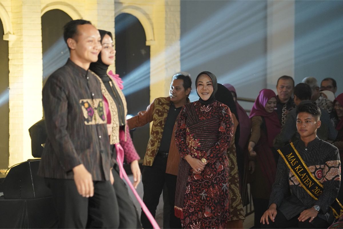 Bupati Klaten Sri Mulyani dalam pembukaan Klaten Fashion Festival (KFF) 2024 di Gedung Sunan Pandanaran, Kabupaten Klaten, Jawa Tengah, Sabtu (3/8/2024) 