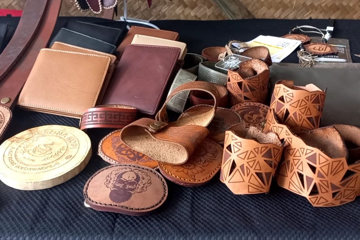 Salah satu pelaku Usaha Mikro Kecil dan Menengah (UMKM) asal Purworejo, Jawa Tengah, Flame Leather di stan Purworejo Creative Festival 2022 di Purworejo, Jawa Tengah pada Jumat (15/6/2022). Flame Leather melakukan pengolahan kulit sapi secara kreatif hingga bernilai jual.
