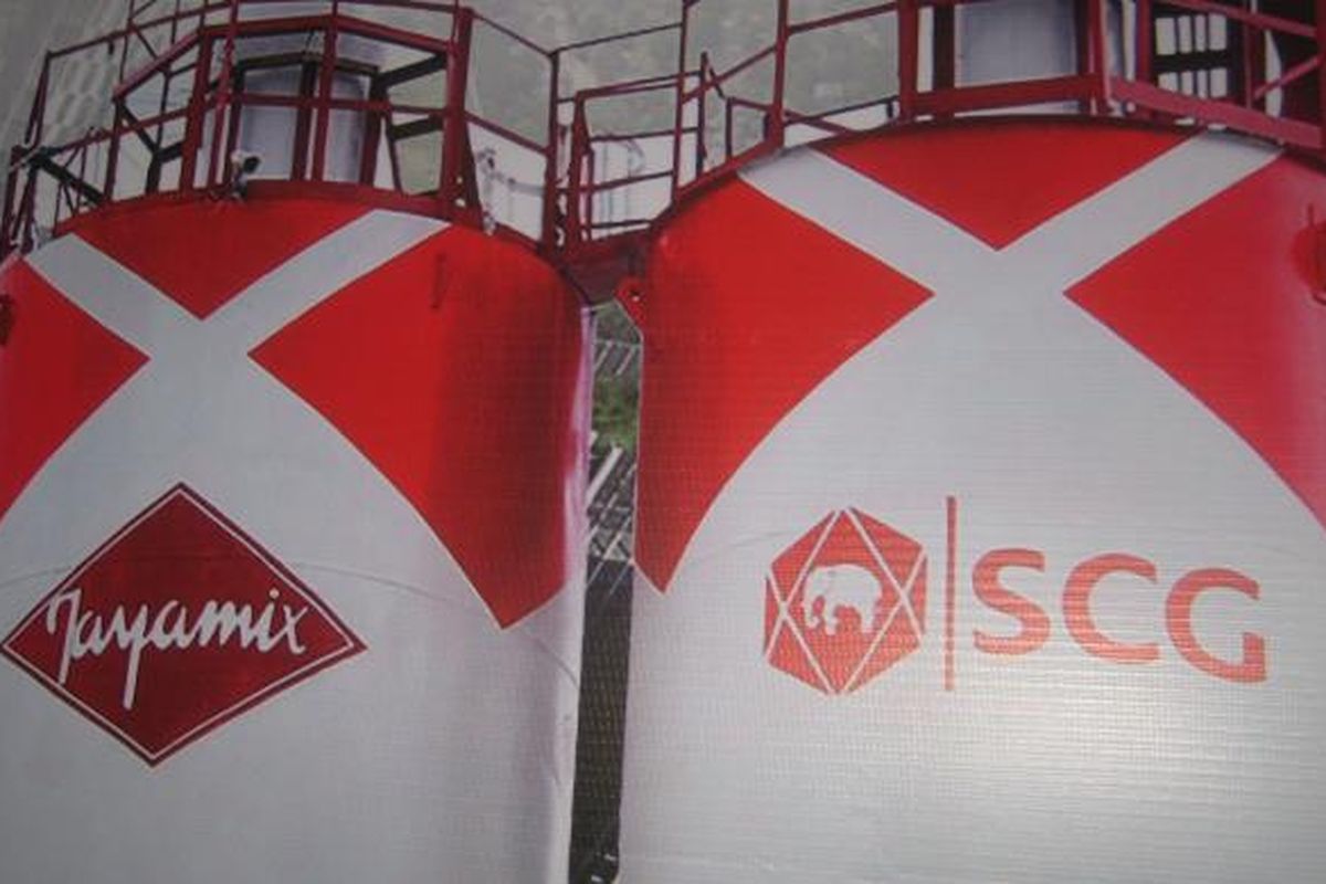 SCG Readymix Indonesia menyediakan beton siap pakai (readymix concrete). Sejak 2012, SCG mengambil alih kepemilikan dari PT Jaya Readymix. Dengan 52 unit batching plant di seluruh Indonesia,  SCG Readymix Indonesia memiliki kapasitas produksi 5,5 juta meter kubik per tahun. Foto diambil pada 31 Agustus 2016.
