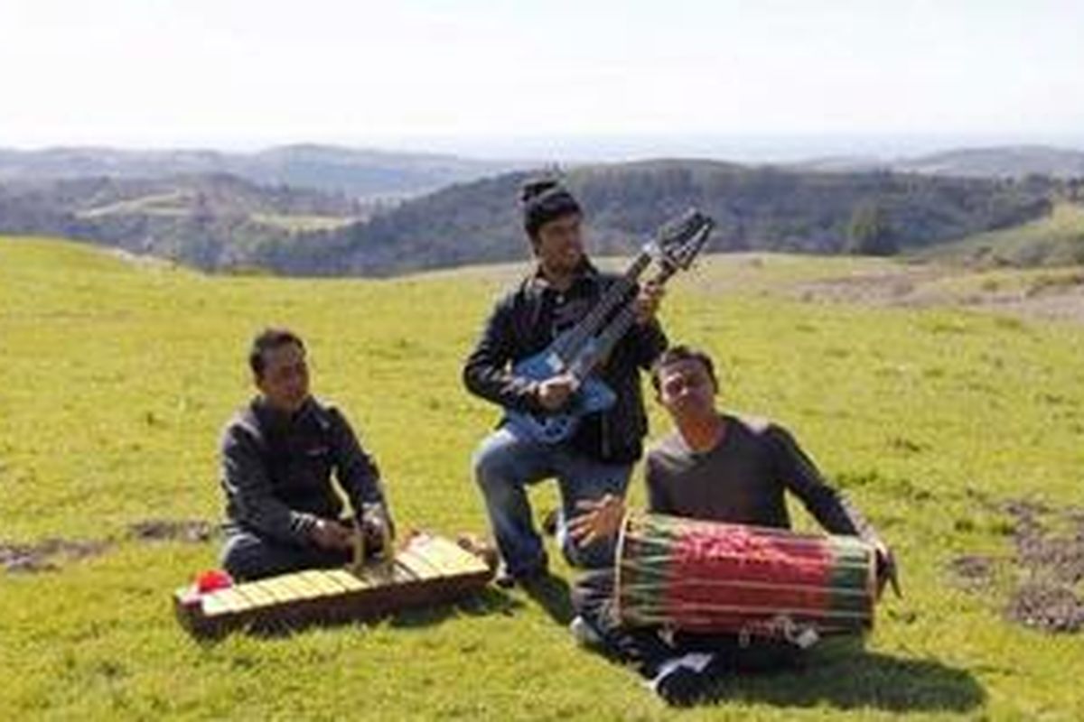 I Wayan Balawan dan dua pemain gamelan Batuan Ethnic Fusion, I Nyoman Suarsana dan I Nyoman Suwida, ketika berada di Djerassi Resident, Woodside, San Francisco (California, AS), 28 Februari 2011 waktu setempat. (KOMPAS.com/ATI KAMIL)