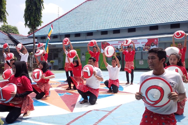 Tarian Indonesia Bekerja diperagakan para penghuni Lembaga Pemasyarakatan (Lapas) Kelas IIb Jombang Jawa Timur. Tarian itu diperagakan saat HUT ke 74 Kemerdekaan Indonesia, di komplek Lapas Jombang, Sabtu (17/8/2019).