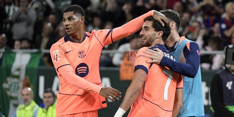 Penyerang Barcelona Ferran Torres merayakan gol kedua bagi timnya bersama Marcus Rashford pada laga Liga Spanyol antara Real Betis dan FC Barcelona di Stadion Benito Villamarin di Seville pada 6 Desember 2025.