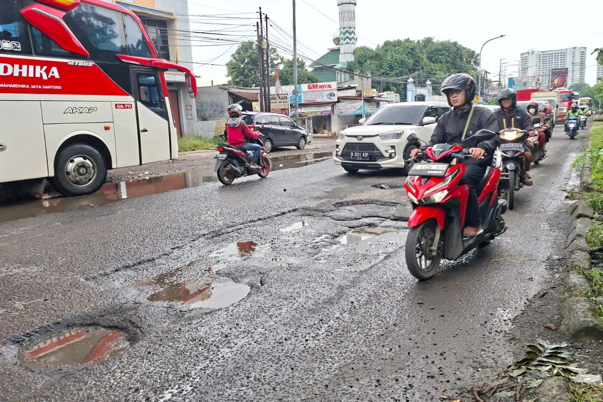 Banyak Aspal Mengelupas akibat Banjir, 34 Titik Jalan di Bekasi Rusak