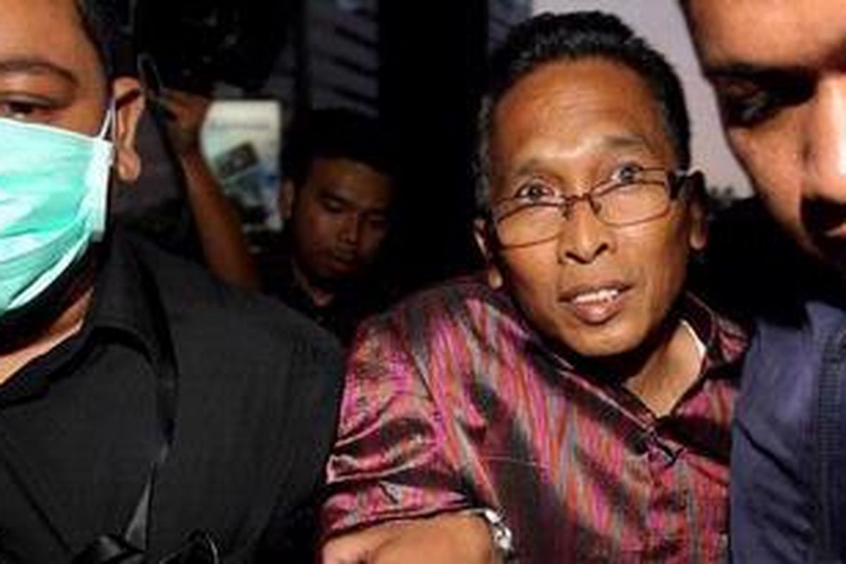 Wakil Ketua Pengadilan Negeri Bandung, Setyabudi Tejocahyono (tengah) tiba di Gedung Komisi Pemberantasan Korupsi, Jakarta, setelah tertangkap tangan menerima suap, Jumat (22/3/2013). Ia diduga menerima suap berkaitan dengan kepengurusan perkara korupsi dana bantuan sosial Pemerintah Kota Bandung. Setyabudi tertangkap tangan penyidik Komisi Pemberantasan Korupsi bersama seorang pihak swasta bernama Asep, Jumat (22/3/2013). 